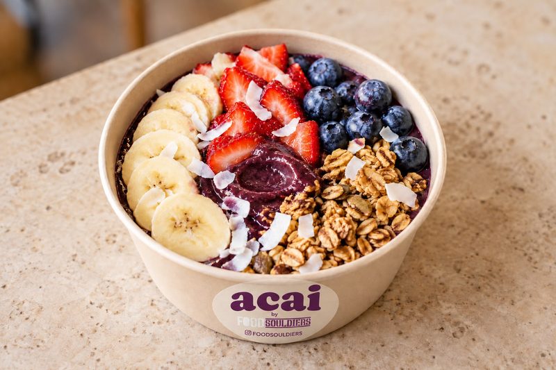 Acai bowl van Foodsouldiers met aardbei, banaan, blauwe bessen, granola en kokos