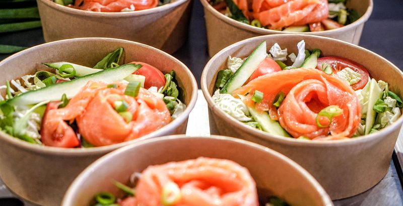 Maaltijdsalades met zalm en verse groente