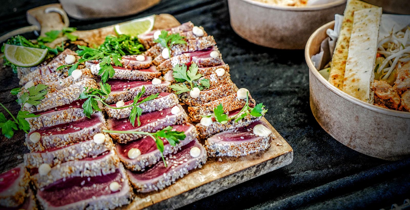 Tuna tataki met sesam, een van de gerechten van Foodsouldiers