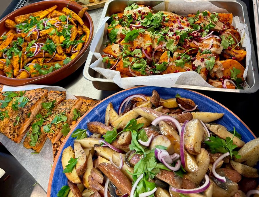 Grote schalen met zalm, krieltjes, geroosterde zoete aardappel en pompoen uit de keuken van Foodsouldiers