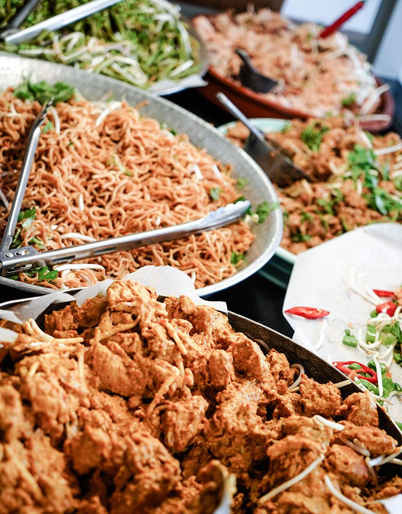 Schalen met noedels, gemarineerde kip, taugé en rode peper uit de keuken van Foodsouldiers
